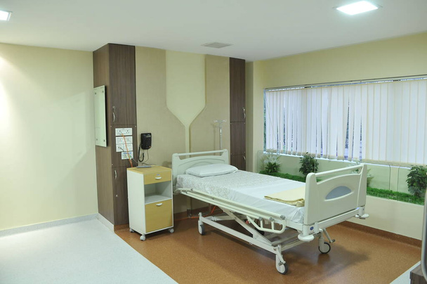 Łóżka w pokoju szpitalnym - Zdjęcie, obraz