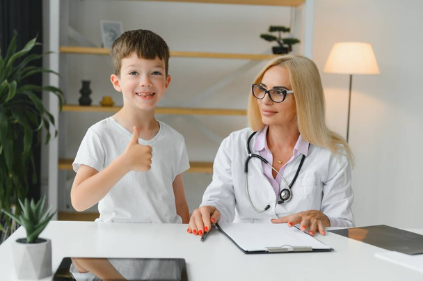 Healthcare for children: Little boy talking to doctor during visit to hospital - Foto, Imagem