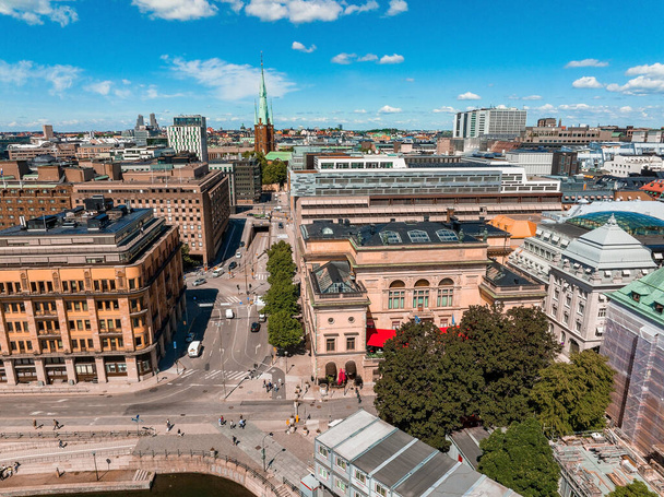 Panoramiczny widok na Stare Miasto, Gamla Stan, w Sztokholmie. Piękna Szwecja w okresie letnim. - Zdjęcie, obraz