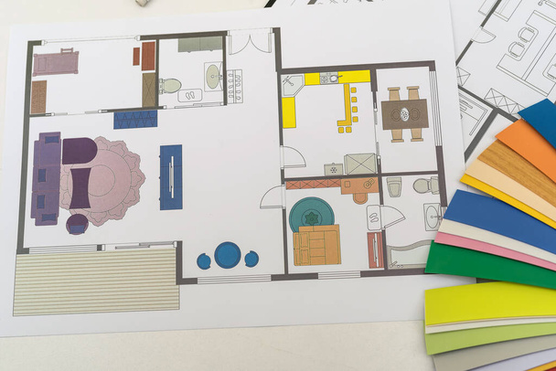  verf kleurstalen met tekeninstrumenten op huisplan project. Creatieve werkplek - Foto, afbeelding