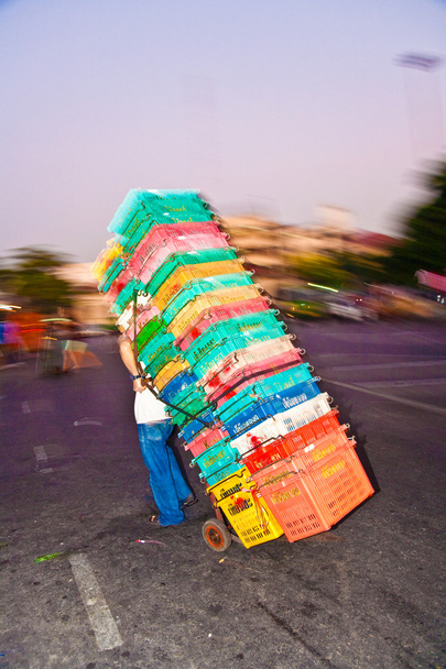 hombre que lleva cajas de plástico
 - Foto, Imagen