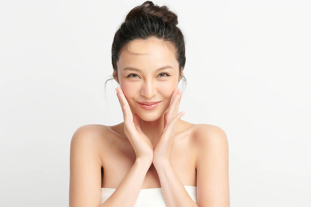 Hermosa mujer asiática joven con piel limpia y fresca sobre fondo blanco, Cuidado de la cara, Tratamiento facial, Cosmetología, belleza y spa, Retrato de mujeres asiáticas. - Foto, Imagen