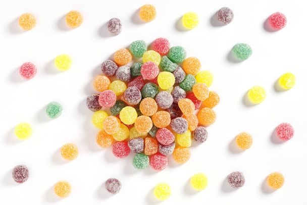 Dulces de gelatina de colores sobre fondo blanco, vista superior
 - Foto, Imagen