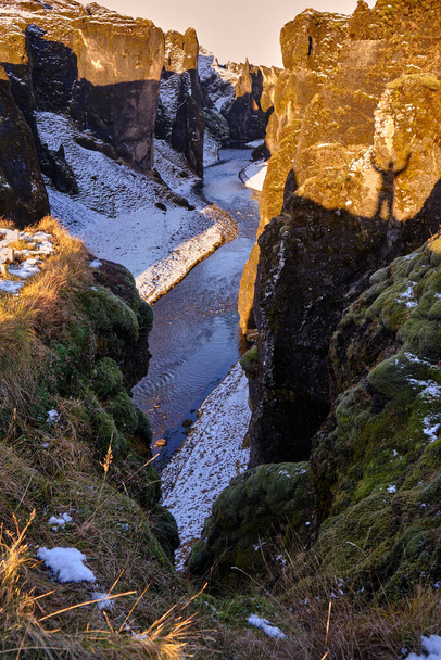 Fjadrargljufur Canyon, Zuid-IJsland, Fjadra River, nabij Kirkjubaejarklaustur. kronkelende rivier door steile wiebelige canyon in de winter - Foto, afbeelding