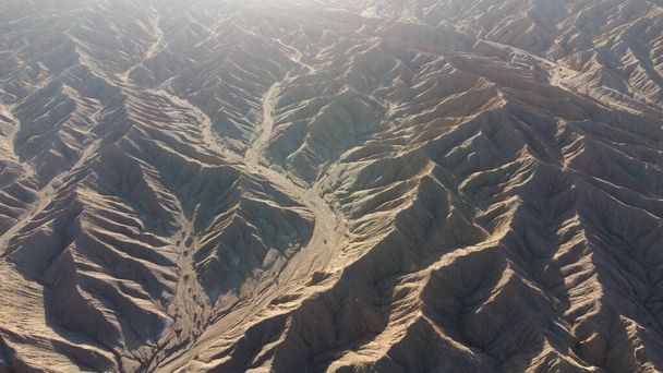 Una vista aérea de las dunas de arena con patrón de olas - Foto, Imagen