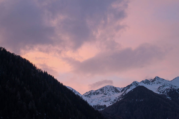 A beautiful shot of a mountain under the pink cloudy skies - Photo, Image