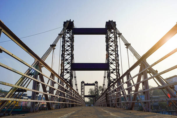Anand Mohan Mathur Jhula Pul is a public pedestrian suspension bridge in Indore, Madhya Pradesh, India. Suspension Bridge. Cable Bridge. Rope Bridge. - Foto, immagini