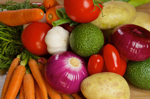 Různých druhů zeleniny, ležící na dřevěný stůl - Fotografie, Obrázek