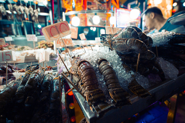 Spiny lobsters in a market in Kuala Lumpur, Malaysia - Foto, Imagen