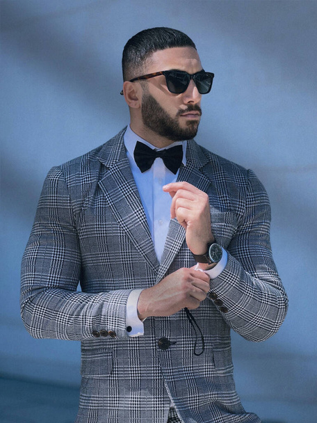 A men's suit and sunglasses- James Bond-style Fresh barber cut Men watch - Foto, Imagen