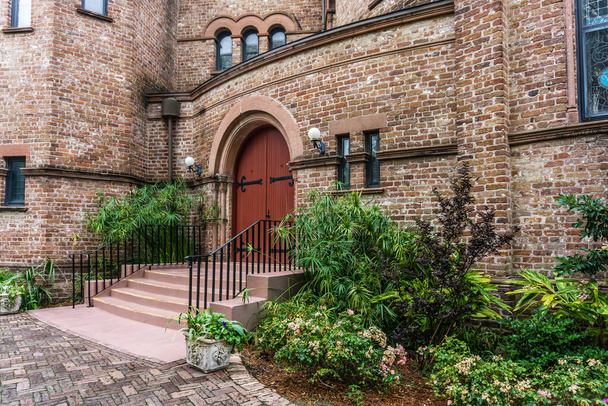Entrance to an historic brick church in Charleston, South Carolina. - Foto, Bild