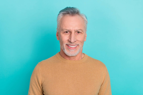 Portrait of satisfied aged man toothy beaming smile look camera isolated on turquoise color background. - Foto, afbeelding