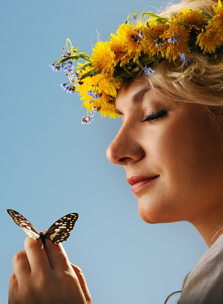 çok güzel bir kelebek mavi gökyüzü üzerinde kadınla - Fotoğraf, Görsel