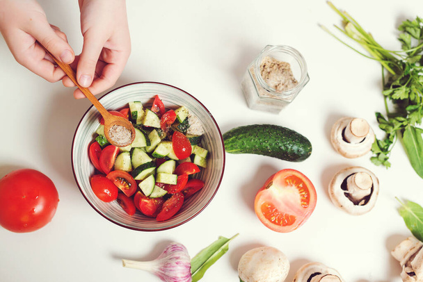 Şefin elleri salata aromalı bir kâse içinde, manzaralı. Aşçılık ve ev konsepti. Sağlıklı vejetaryen yemek kasesi. Taze salata ve baharatlı. Vejetaryen, sağlıklı, detoks gıda konsepti. - Fotoğraf, Görsel