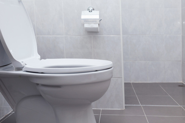 Fehér öblítéses WC a modern fürdőszoba belsejében - Fotó, kép