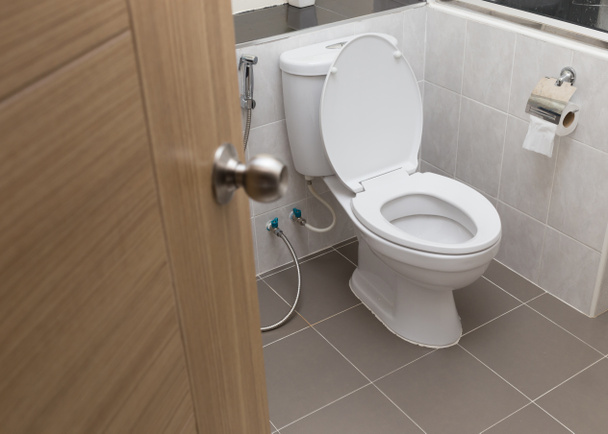 Biały spłuczka WC w nowoczesnym wnętrzu łazienki - Zdjęcie, obraz
