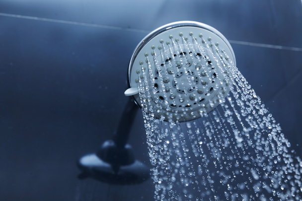 Душевая головка в ванной комнате с каплями воды - Фото, изображение