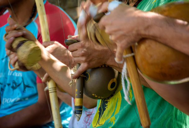 Instrumentos musicales brasileños llamados berimbau y atabaque utilizados habitualmente durante la lucha contra la capoeira traídos de África y modificados por los esclavos  - Foto, Imagen