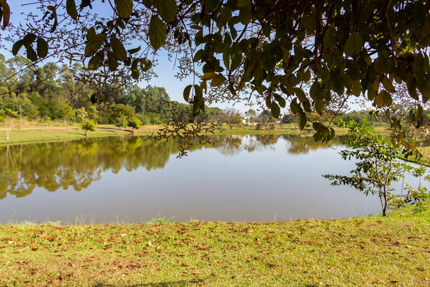 Τοπίο. Μια από τις απόψεις του Leolidio di Ramos Caiado Park στην πόλη της Goiania. - Φωτογραφία, εικόνα