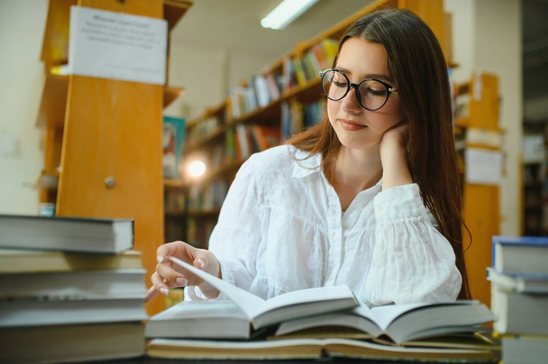 Portrait of a student girl studying at library. - Foto, Bild