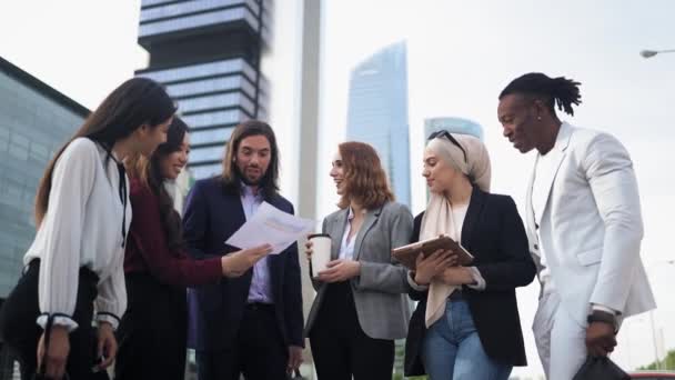 Multiraciale zakenmensen hebben een briefing buiten het kantoor - Video