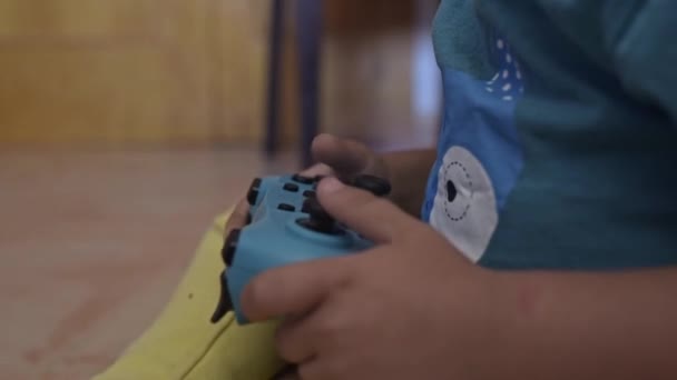 Dwoje dzieci trzyma kontroler konsoli do gier wideo - Materiał filmowy, wideo