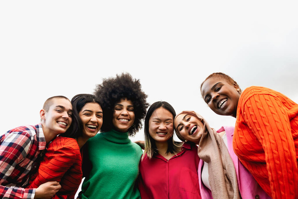 Feliz joven multi étnicas mujeres divirtiéndose pasando el rato en la ciudad Diversidad y concepto de amistad - Foto, imagen