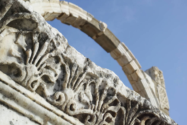 トルコの閉鎖エペソは古代都市にアーチします。建築の詳細パターンを持つキーストーンアーチ。古典ギリシャとローマの遺産からよく保存された歴史的な石の遺跡の観光名所. - 写真・画像