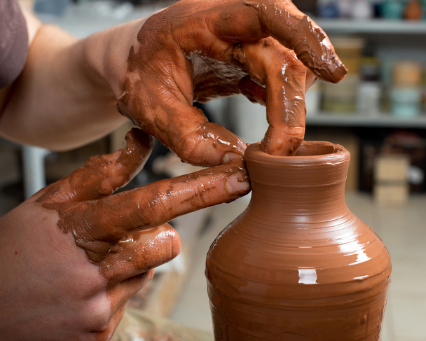 mani di un vasaio, creando un vaso di terra - Foto, immagini