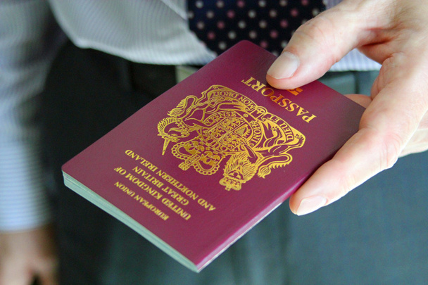 Entrega de un pasaporte del Reino Unido
 - Foto, Imagen