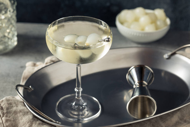 Boozy Refreshing Gin Gibson Martini in a Coupe Glass - 写真・画像