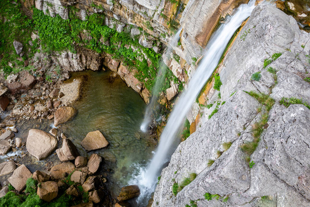 Okatse (Kinchkha) Cascada, cascada de tres pasos en la garganta del río Satsikvilo, Kutaisi, Gerogia. - Foto, imagen