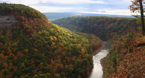 Fall season view of the Genesee River in Letchworth State Park - Foto, imagen