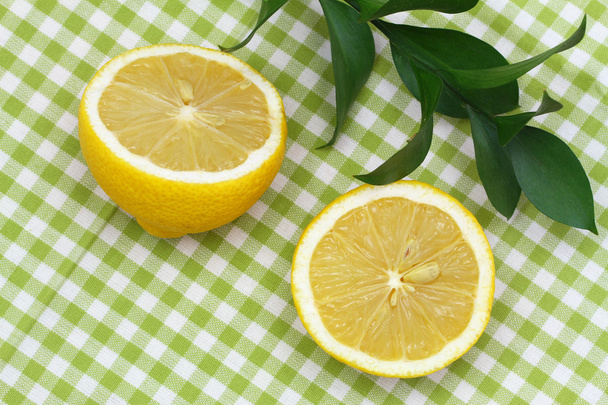 Moitiés de citron sur tissu à carreaux vert
 - Photo, image