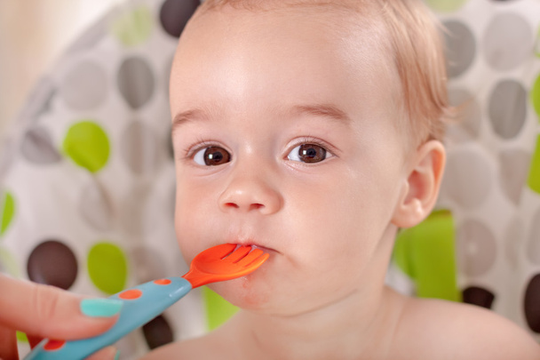 Baby eating watermelon - Valokuva, kuva