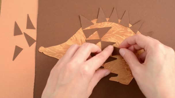 eingeklebte Borsten eines Papierigels am Körper - Filmmaterial, Video