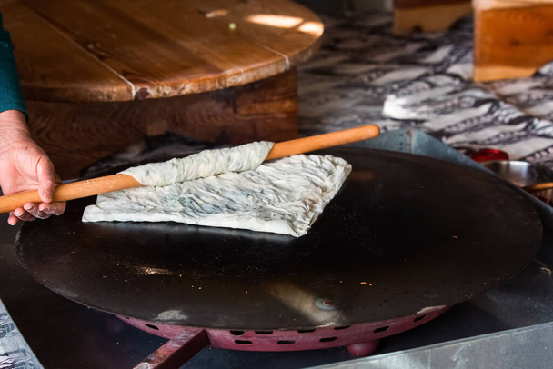 Preparing the cooked pancake for service by cutting it in Antalya Turkey - 写真・画像