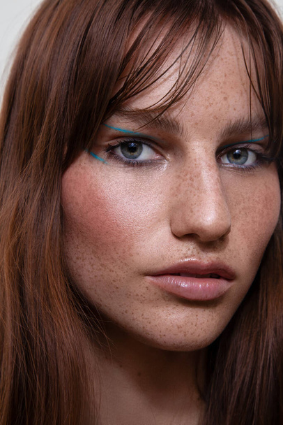 An australian girl with freckles on her face and make up - Foto, immagini
