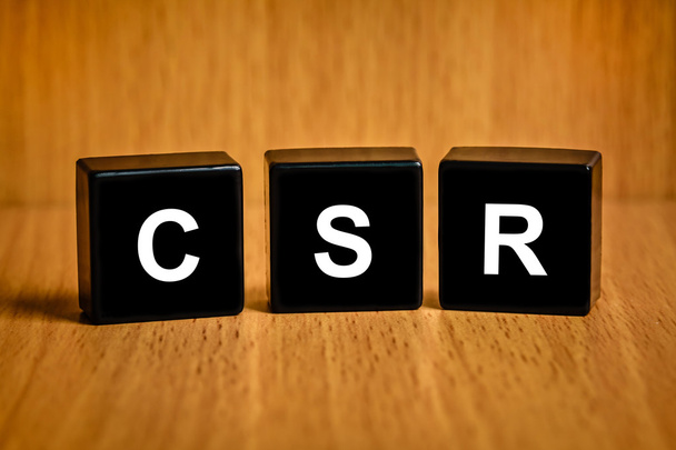 csr oder Corporate Social Responsibility Wort auf schwarzem Block - Foto, Bild