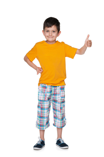 Lachende jongen met zijn duim omhoog - Foto, afbeelding