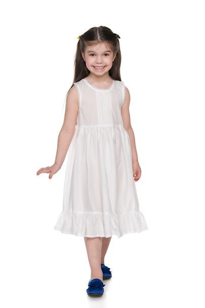 Adorable petite fille dans une robe blanche
 - Photo, image