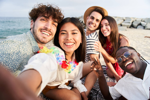 Beş neşeli genç arkadaştan oluşan bir grup selfie portresi çekiyor. Mutlu insanlar kameraya bakıp gülümsüyor. Toplum kavramı, gençlik yaşam tarzı ve arkadaşlık. Yüksek kalite fotoğraf - Fotoğraf, Görsel