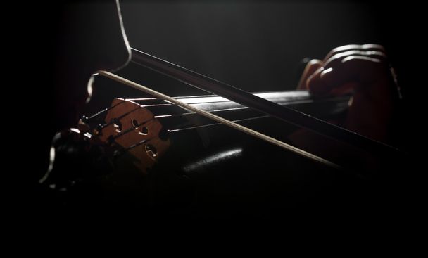 Playing on violin - Foto, immagini