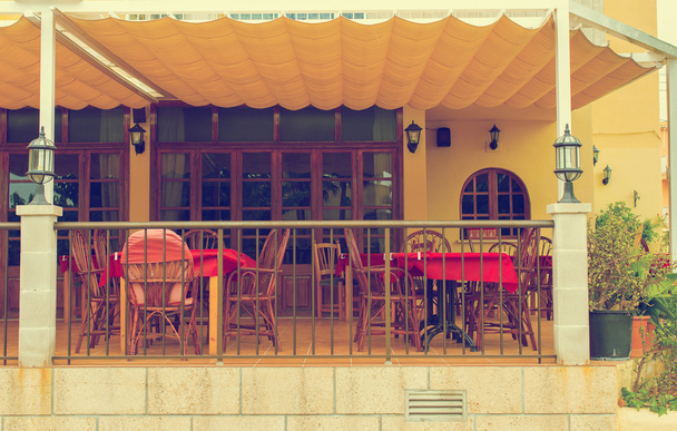 Καφετέρια μεσογειακού εξωτερικό βεράντα με καρέκλες. - Φωτογραφία, εικόνα