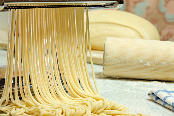 noodles en Pastamachine. - Foto, afbeelding