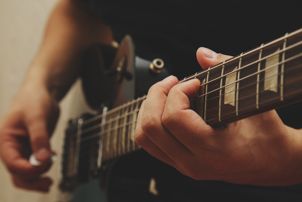 Człowiek gra na gitarze - Zdjęcie, obraz