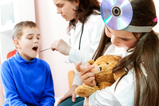 médico examinando a un niño en un hospital
 - Foto, imagen