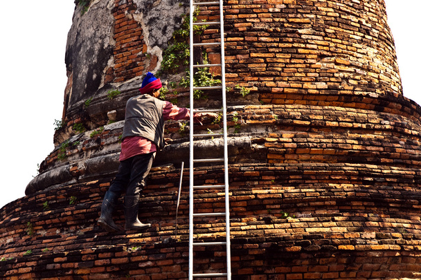 Työntekijä puhdistaa kuuluisan temppelialueen pintaa Wat Phra Si
 - Valokuva, kuva