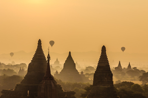 Ballon, Sonnenaufgang, Pagode, Heiden in Myanmar (Burmar)) - Foto, Bild
