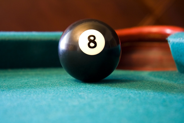 Οκτώ μπάλα στο τραπέζι μπιλιάρδου - Φωτογραφία, εικόνα